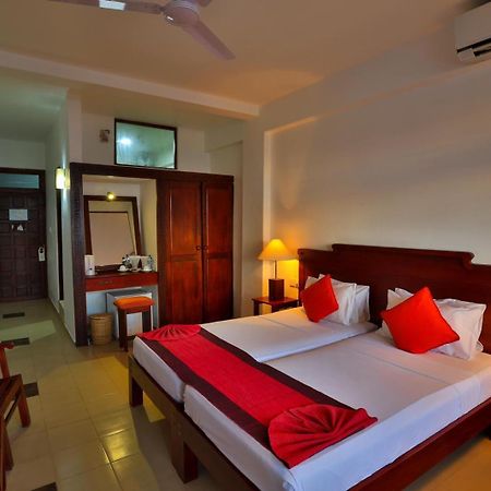 Hotel Lanka Super Corals Хиккадува Экстерьер фото