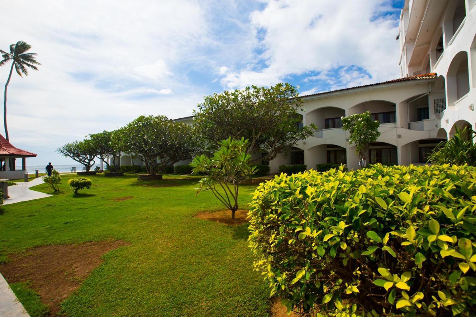 Hotel Lanka Super Corals Хиккадува Экстерьер фото