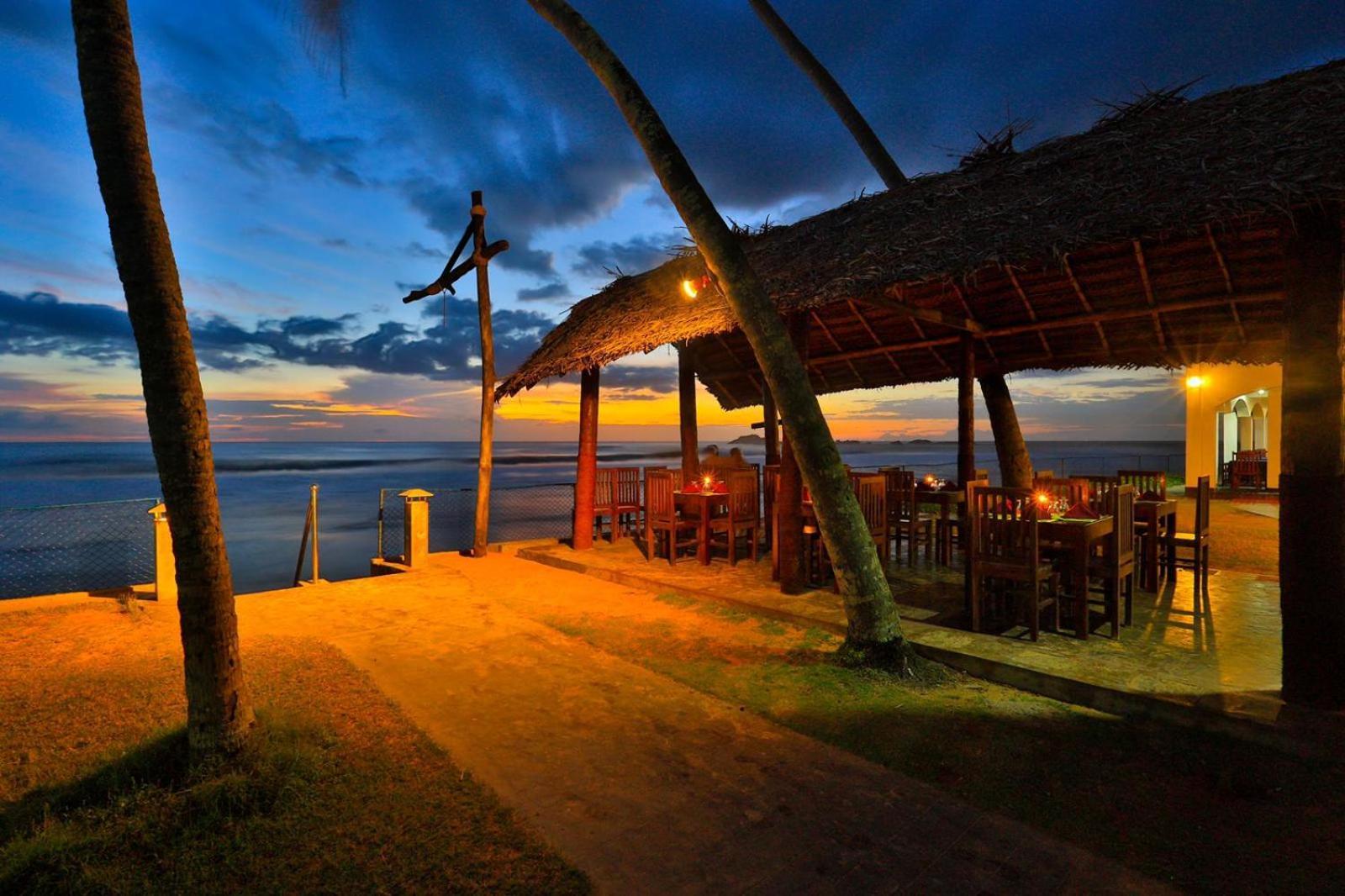 Hotel Lanka Super Corals Хиккадува Экстерьер фото