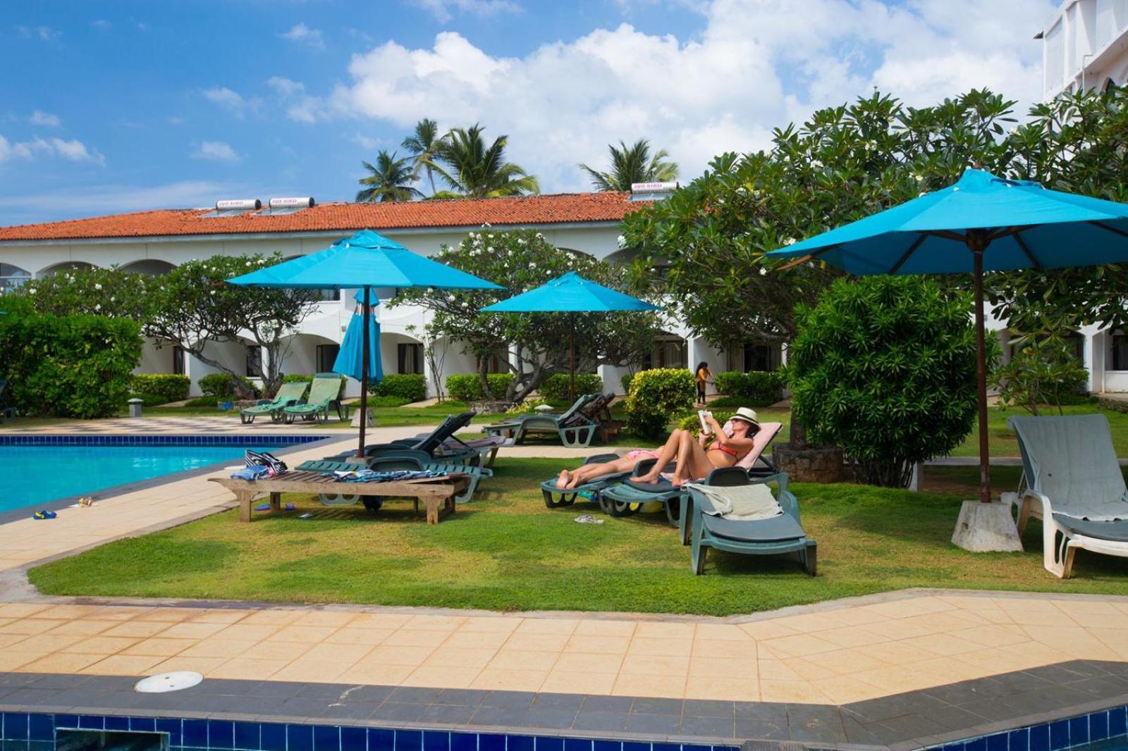 Hotel Lanka Super Corals Хиккадува Экстерьер фото
