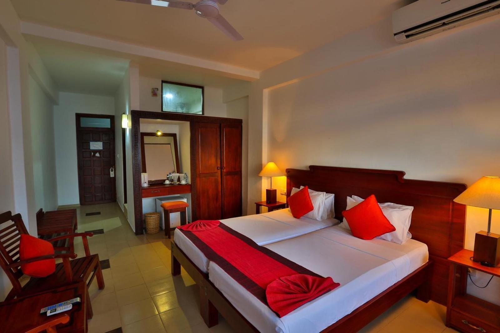 Hotel Lanka Super Corals Хиккадува Экстерьер фото