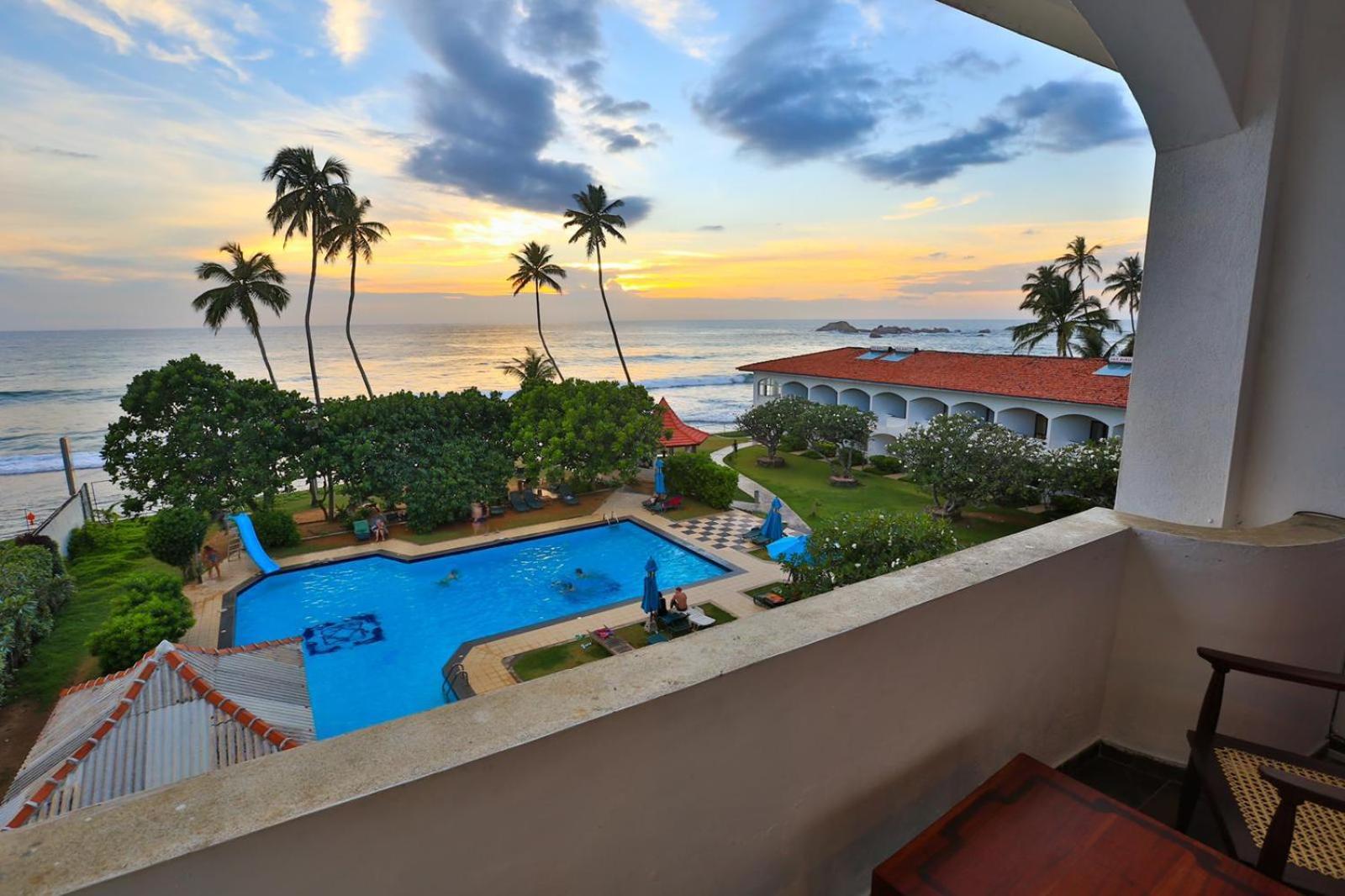 Hotel Lanka Super Corals Хиккадува Экстерьер фото