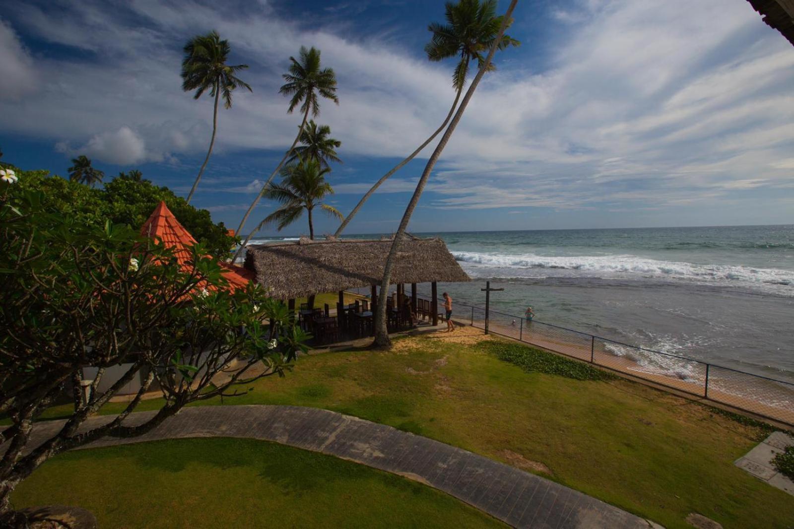 Hotel Lanka Super Corals Хиккадува Экстерьер фото