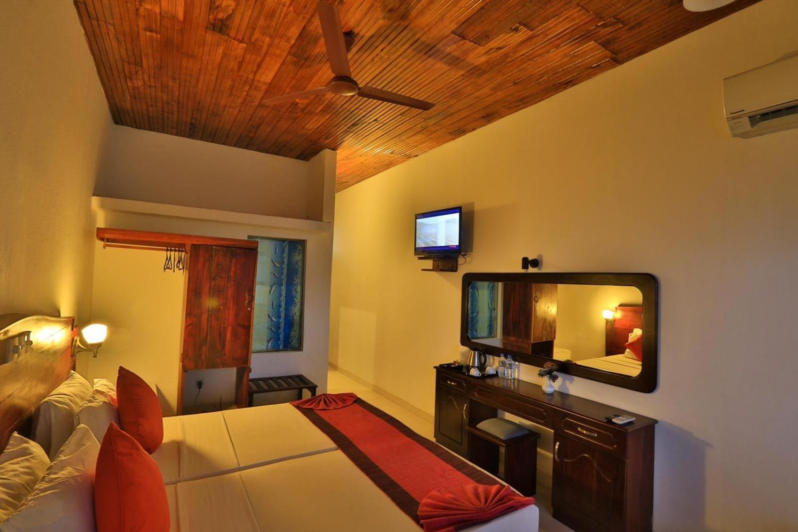 Hotel Lanka Super Corals Хиккадува Экстерьер фото